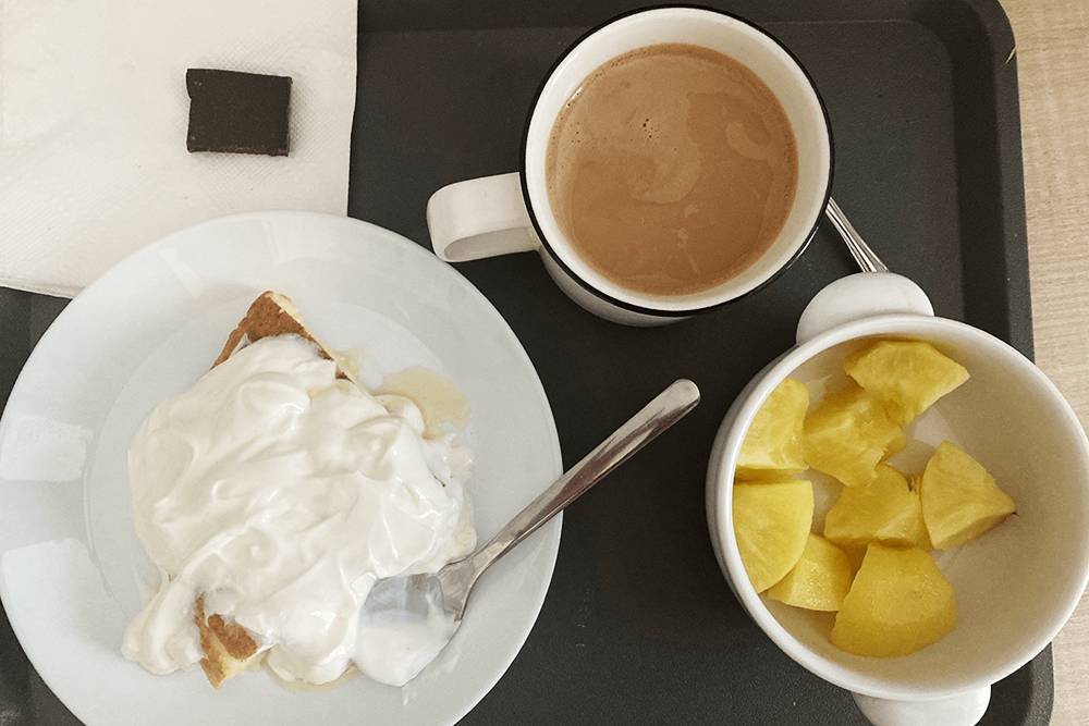 Завтрак: запеканка, йогурт, печеное яблоко, шоколад, кофе с молоком