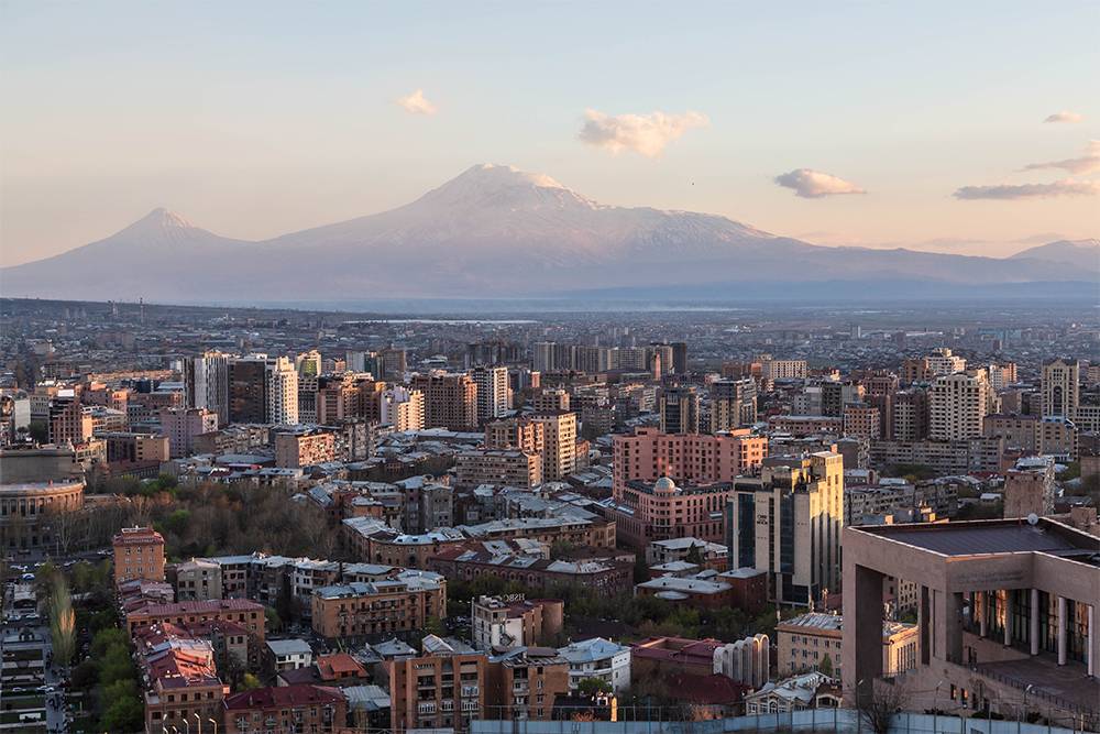 Вид с «Каскада» на город и Арарат. Источник:&nbsp;Nastya Smirnova RF / Shutterstock