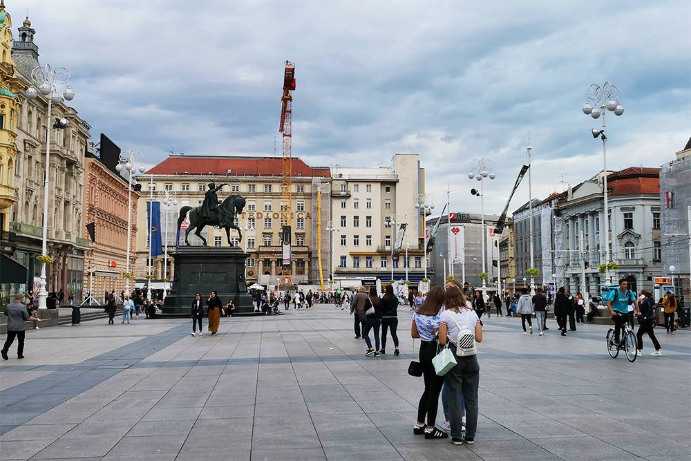 Площадь Елачича — это центр города, там всегда оживленно