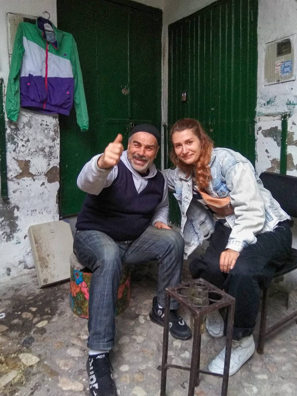 Это продавец на рынке в Тетуане, с которым мы с подругой познакомились на стажировке. Мы приходили к нему пить чай и болтать. Он сказал, что мы его марокканские дочки, и дал нам арабские имена. Я навещала его в эту поездку