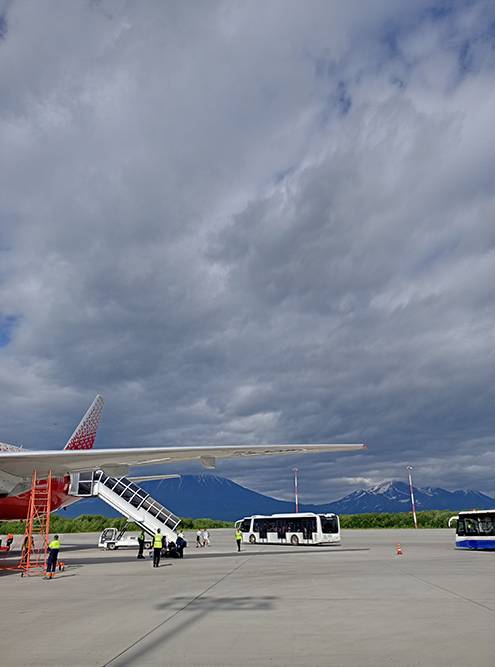 Аэропорт Елизово скромный, но атмосферный: расположен на фоне сопок и вулканов