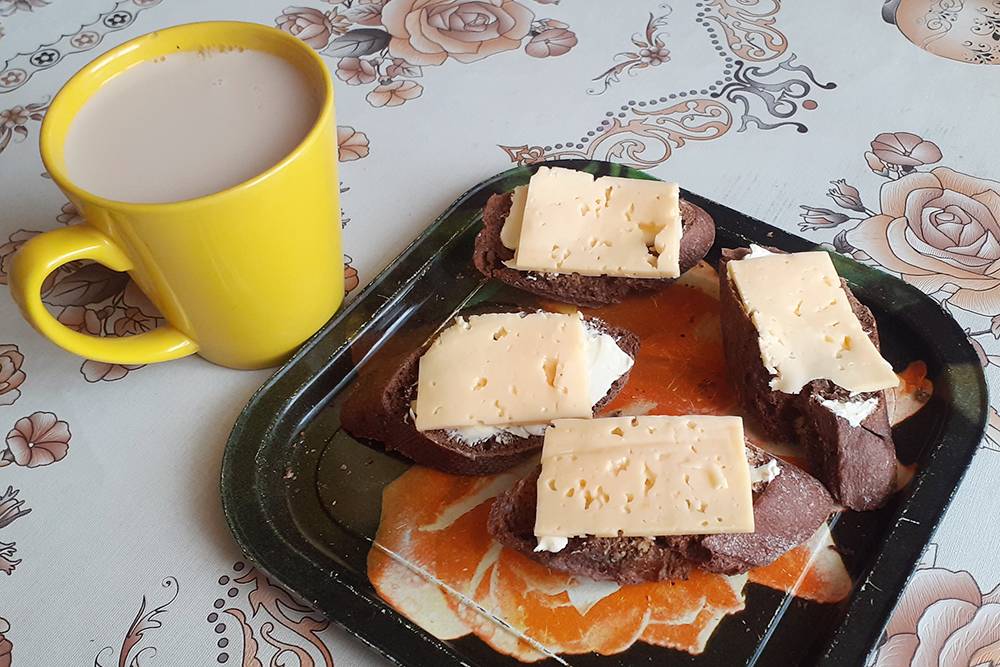 Завтрак: бутерброды и чай