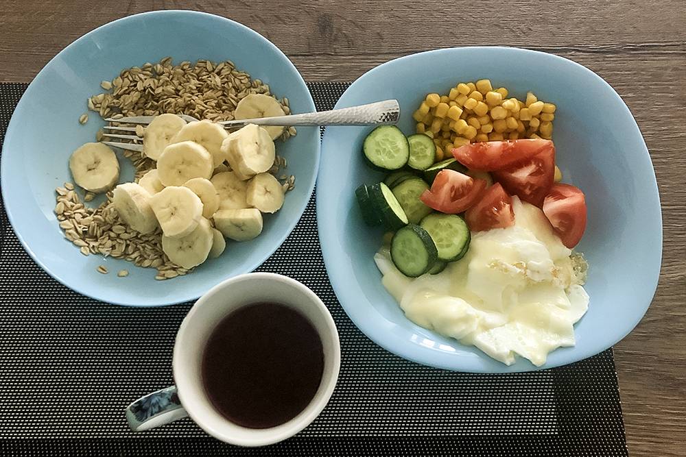 Завтрак: овсянка с бананом, яичный белок, овощи