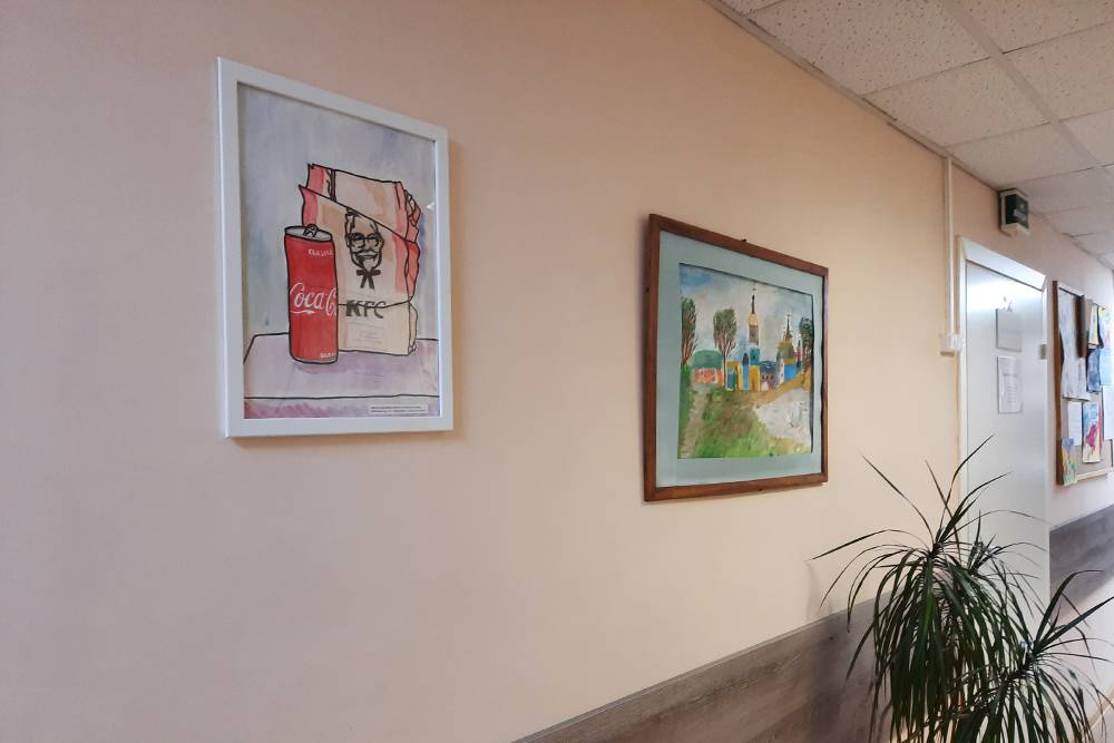 На стенах много рисунков пациентов, которые ходят здесь&nbsp;же в художественную студию