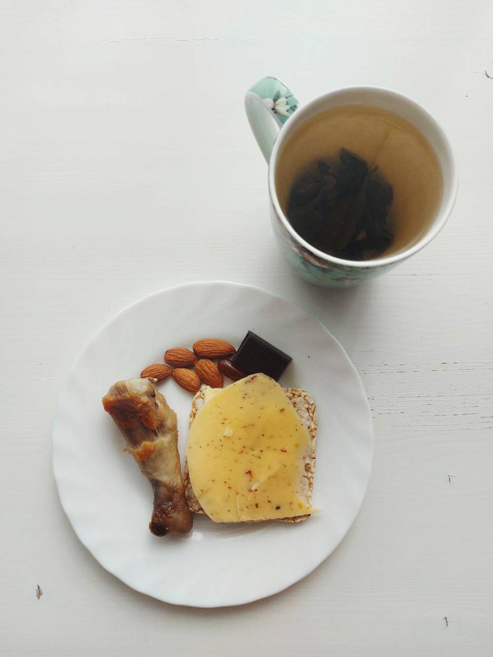 Завтрак: курица, бутерброд с маслом и сыром, чай, лецитин