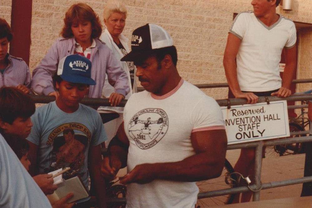 Молодой Джонсон с отцом, 1983&nbsp;год. Источник: twitter.com