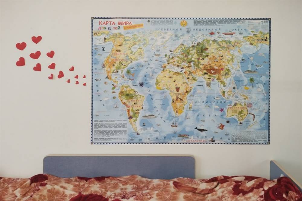 Возле кровати дочери — карта мира. На ней есть специальные места для&nbsp;наклеек с животными