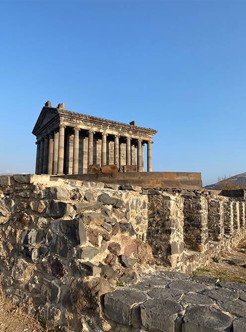 Храм Гарни выглядит как греческий турист на Кавказе