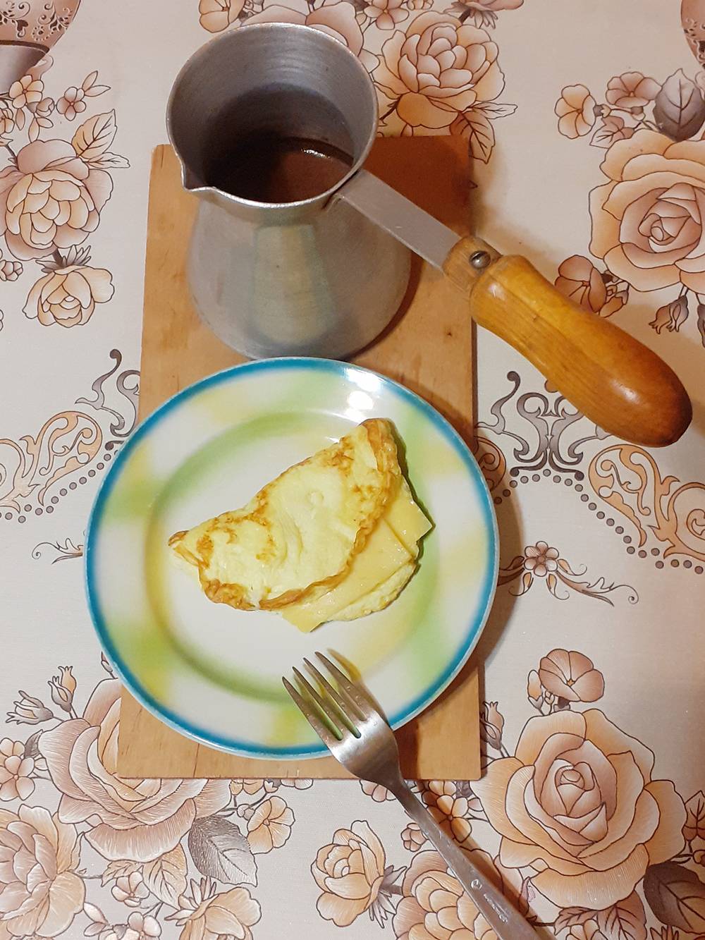 Завтрак: омлет и кофе