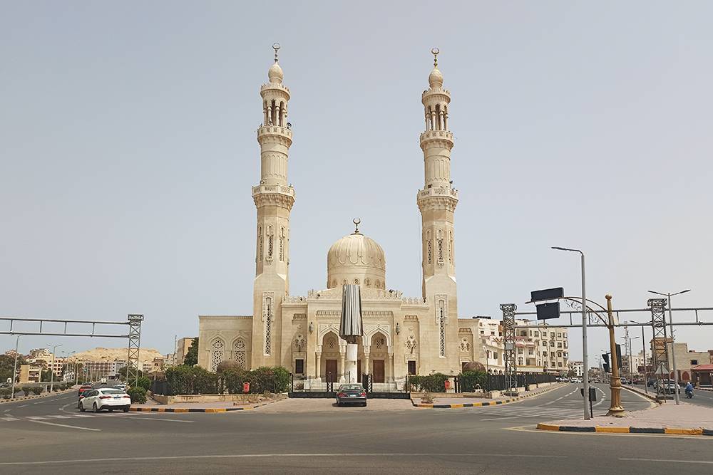 Светофор на фоне мечети Абдула Мунима Рияда