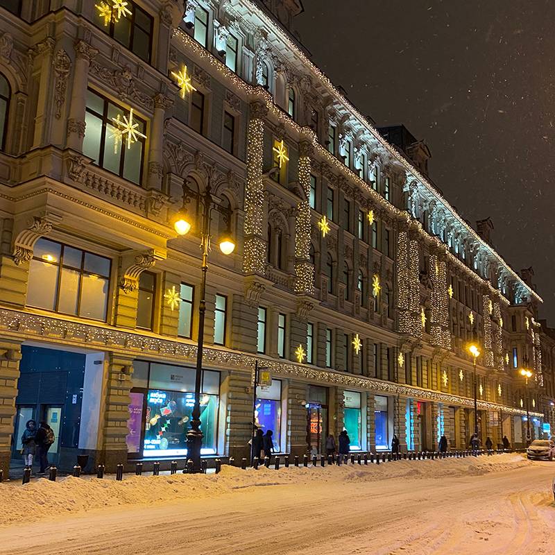 В центре Петербурга здания уже украшены к Новому году