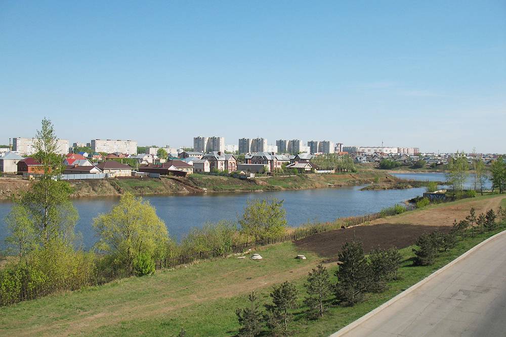 Соседство высотных домов и частного сектора на реке Мелекеске, которая впадает в Каму. Это все район ЗЯБ