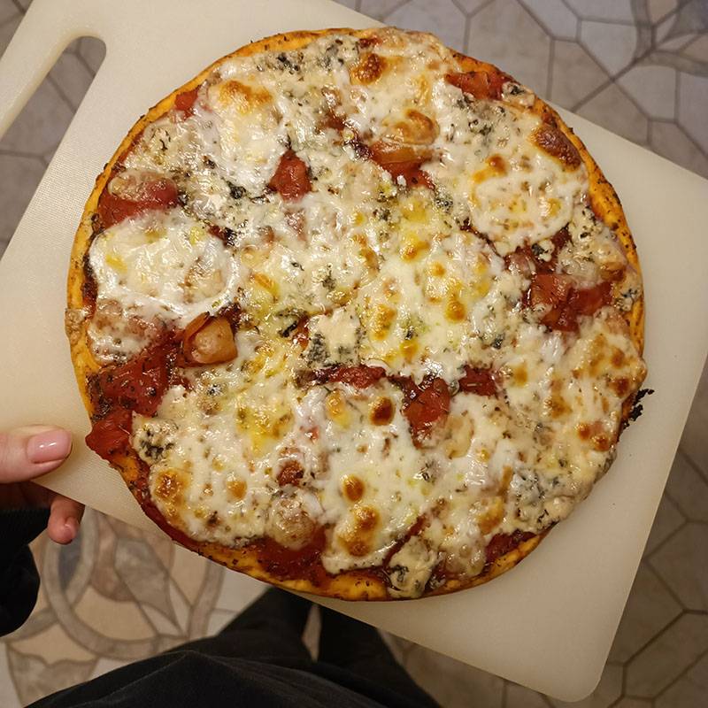 На обед готовлю пиццу «Четыре сыра»
