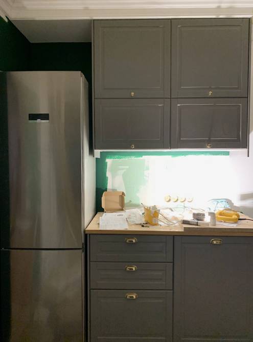 Удачная покупка — холодильник. У него есть два больших плюса: его можно установить вплотную к стене и мебели, а еще он продавался по уценке — на боковой стенке есть небольшая вмятина, но ее закрывает шкаф
