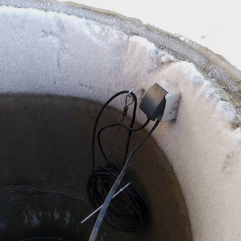 Розетка запитана от кабеля, который я протянул в канаве, когда укладывал водопроводную трубу. В розетку подключен насос. У насоса был довольно длинный кабель для&nbsp;подключения — его мы смотали и повесили на крючок
