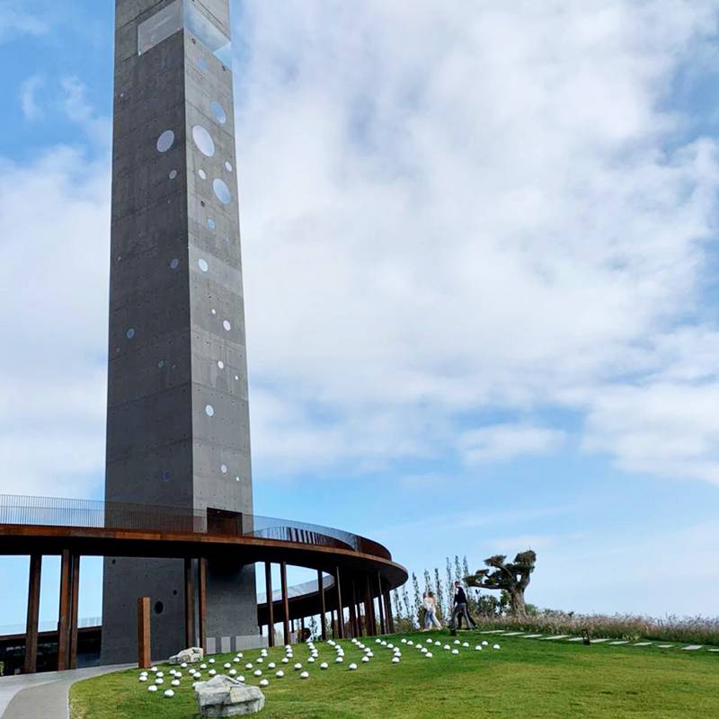 Это дегустационная башня, самый высокий зал в ней располагается на уровне 45 м. Строение сделано в виде башни, чтобы посетители могли наслаждаться вином и любоваться видом на Черноморское побережье