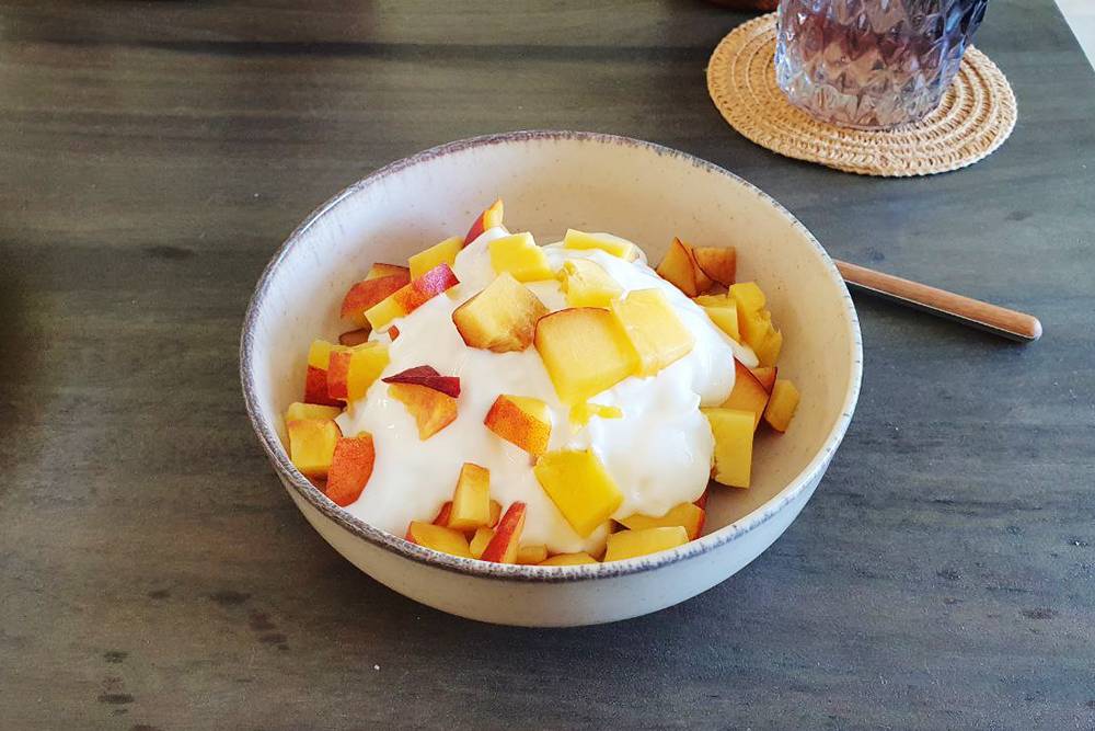 Завтрак: йогурт с персиком