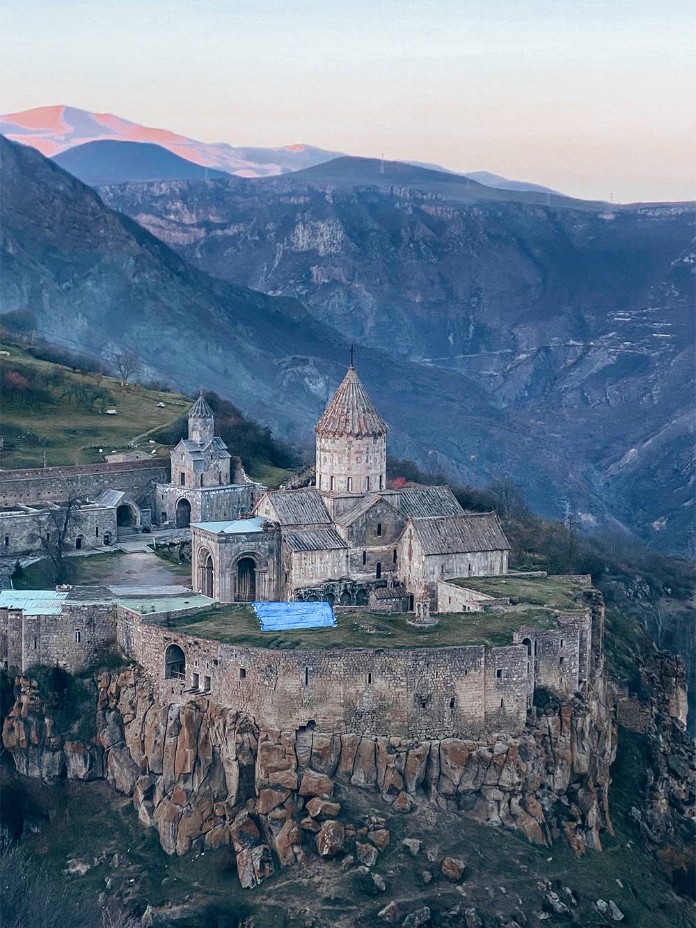 Монастырь Татев на фоне гор выглядит потрясающе