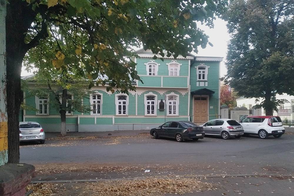 Если&nbsp;бы не автомобили, можно было&nbsp;бы подумать, что фото с домом Лескова сделано до революции
