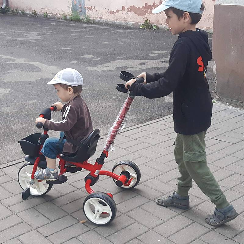 Ребенок может сам крутить педали, а когда управление возьмет взрослый — поставить ноги на специальные упоры