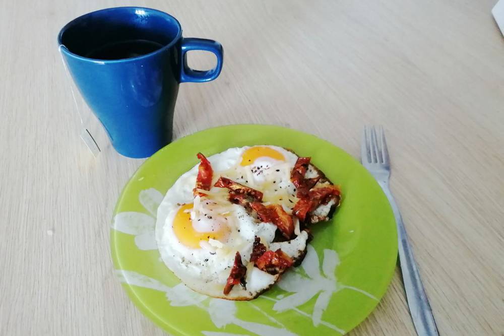 Завтрак: яичница с вялеными томатами и сыром