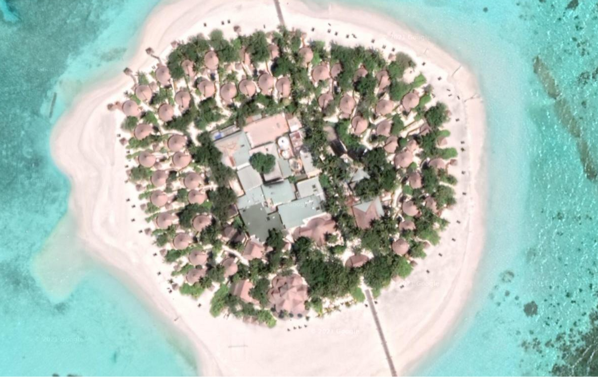 Радиус острова Banyan Tree Vabbinfaru — всего 300&nbsp;метров. На мой взгляд, на нем очень много построек. У этого резорта высокая оценка, но я&nbsp;бы на такой не поехал. Источник: google.com/maps