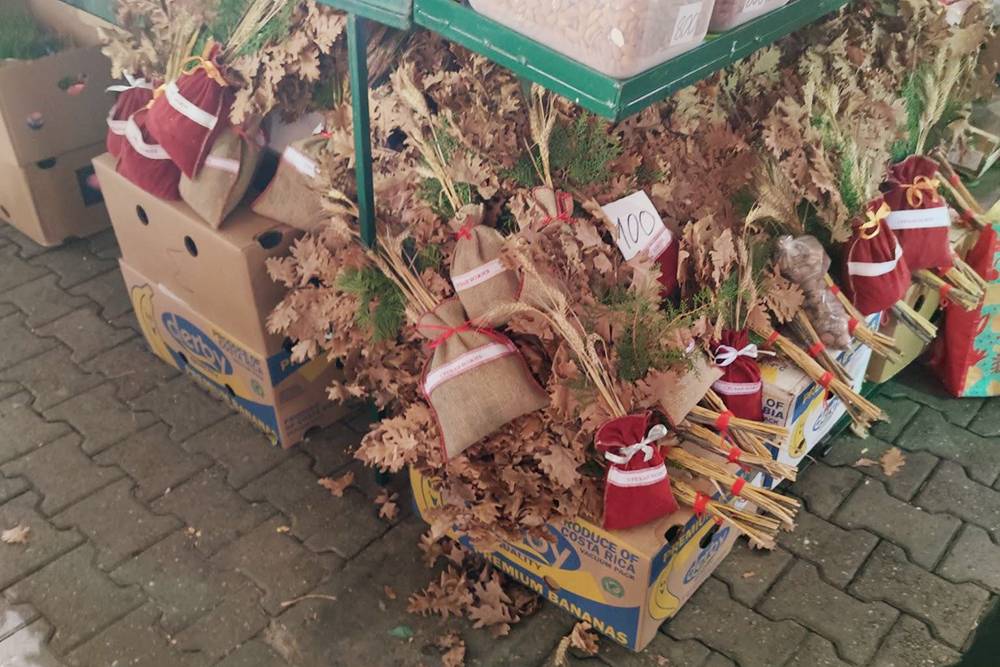 С начала января везде продаются дубовые ветки, а на Рождество я видела костры из бадняка прямо на бульваре, в толпе людей