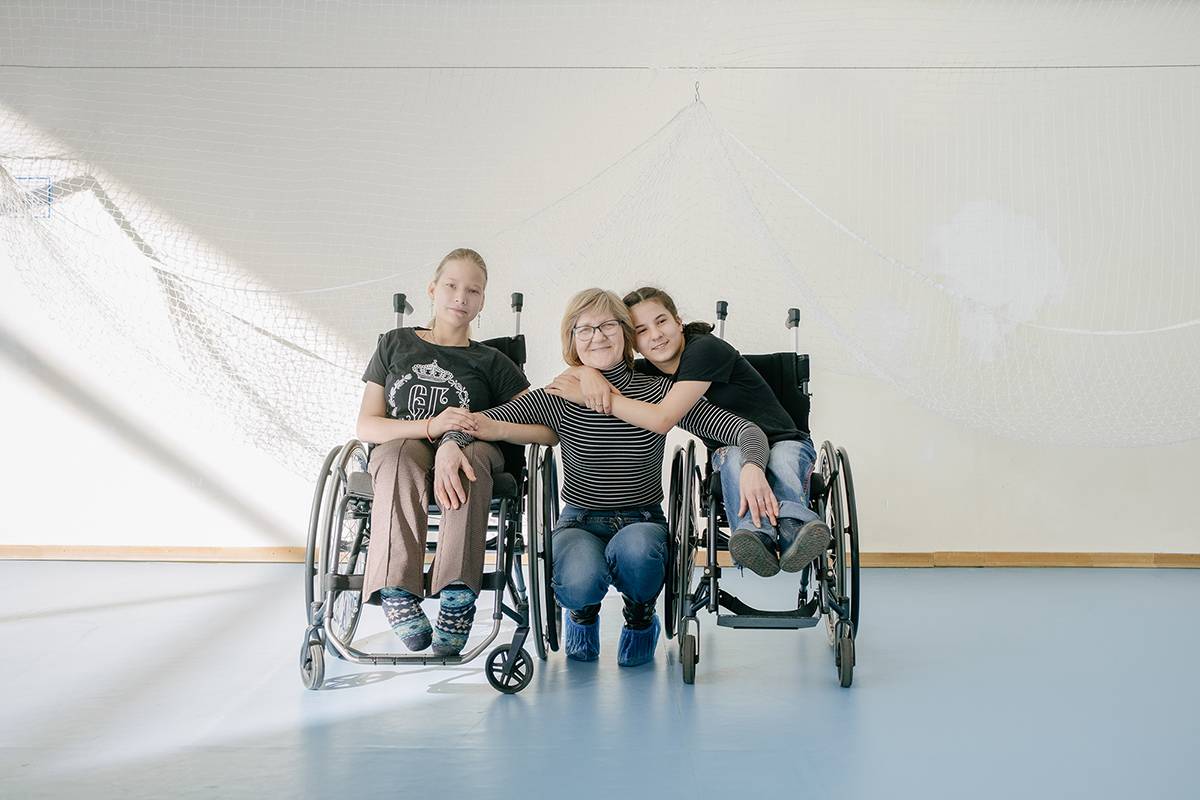 Ирина и ее приемные дочки. Благодаря проекту «Добрые крышечки» у них появились маневренные коляски