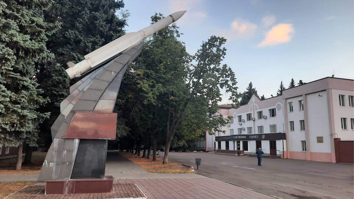 Памятник ракете на фоне центральной проходной ДНПП — самого крупного государственного предприятия в Долгопрудном