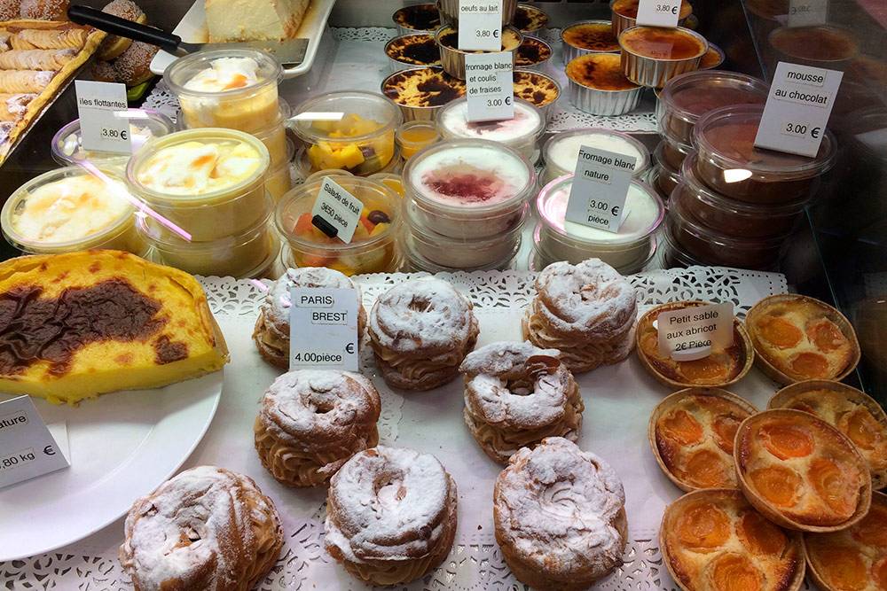 Французскую выпечку лучше покупать на рынках или в пекарнях. Еще французы едят на десерт творог с вареньем или фруктами. Он стоит 3 € (213 рублей)