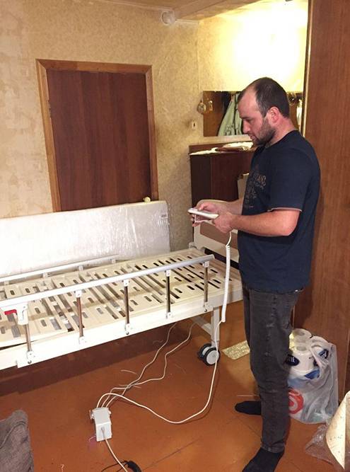 Мастер из Башкирии устанавливает специальную кровать в квартире подопечного