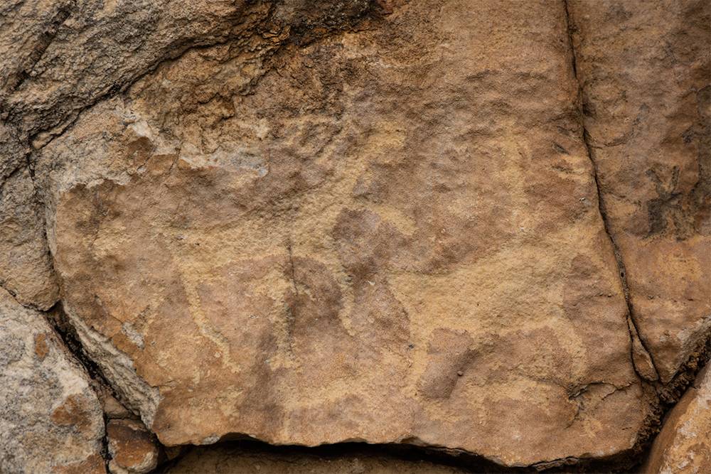 На скалах Байкала есть древние рисунки, которым 2—5 тысяч лет