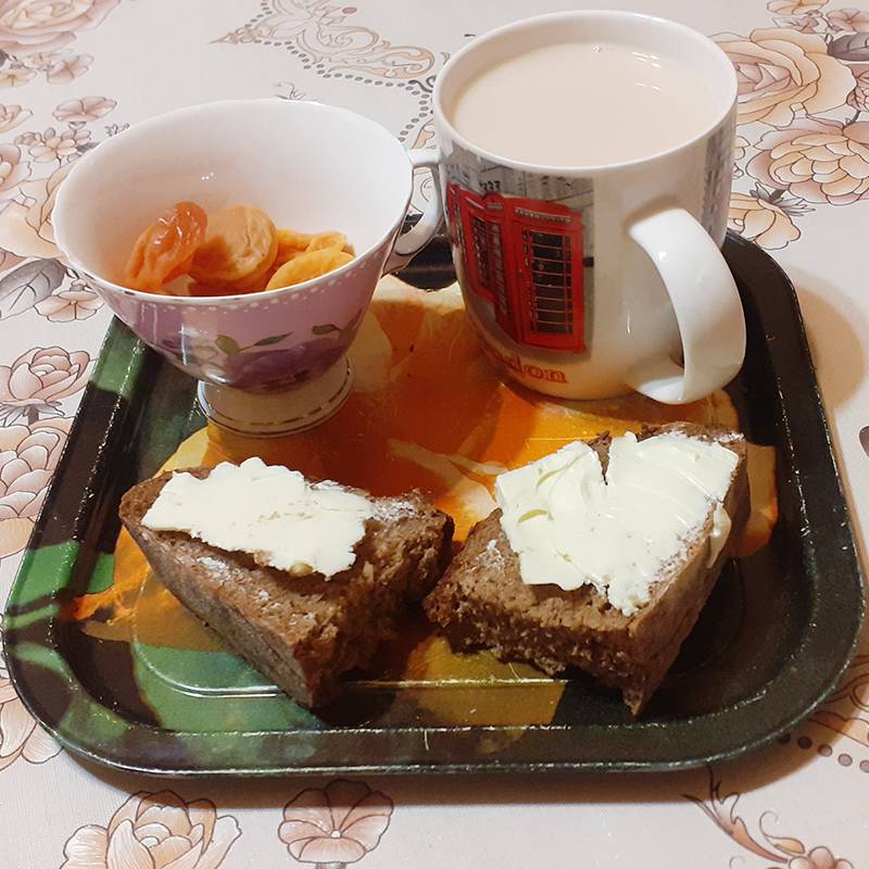 Ужин: бутерброды, курага и чай