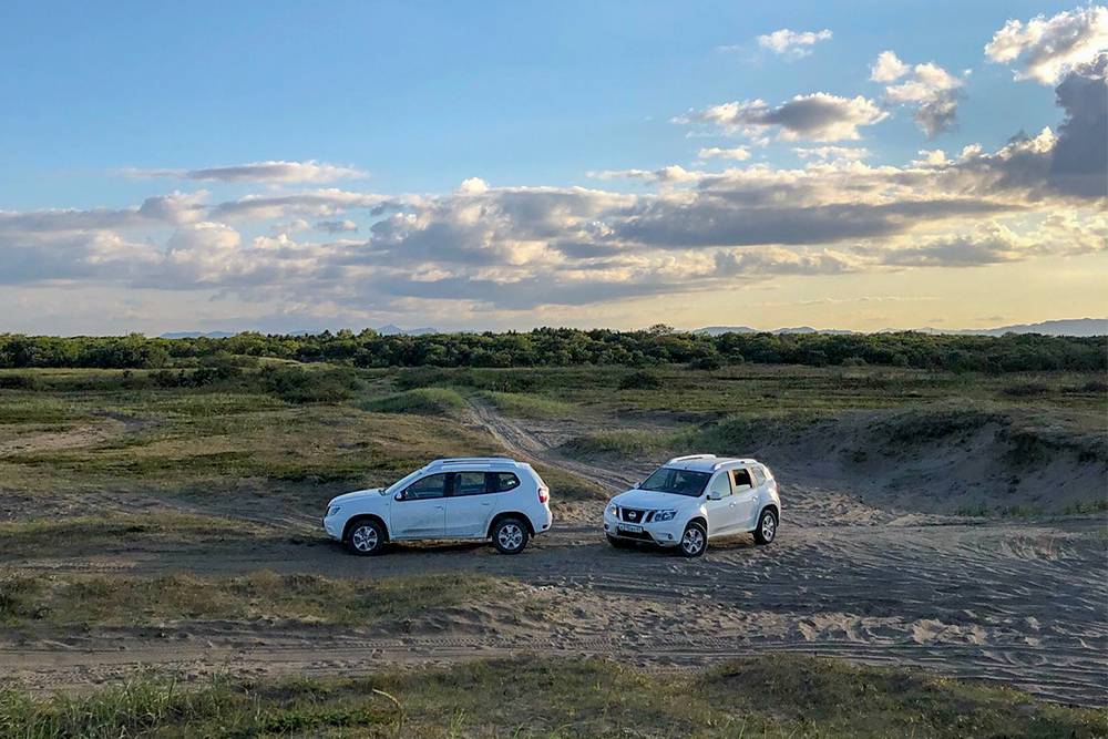 Наши машины на песчаном пляже Охотского моря