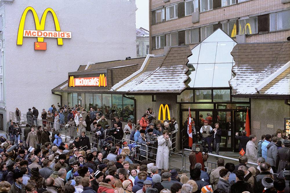 В день открытия первого «Макдональдса» к ресторану пришло около 30 тысяч человек. Источник:&nbsp;Олег Булдаков / ТАСС