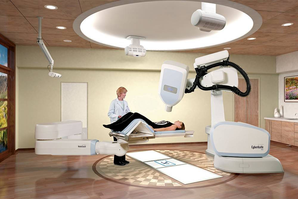 Кибернож напоминает обычную рентгеновскую установку. Сфокусированное излучение направляют точно на&nbsp;опухоль. Источник: Imaging Technology News
