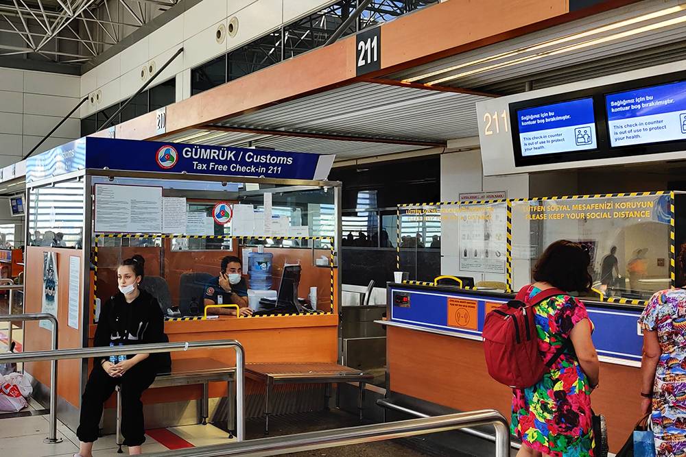 Пункт таможни, в котором ставят штамп на чеках такс-фри, в аэропорту Антальи находится в терминале №&nbsp;2 в левой части здания, рядом со стойкой регистрации&nbsp;№&nbsp;211