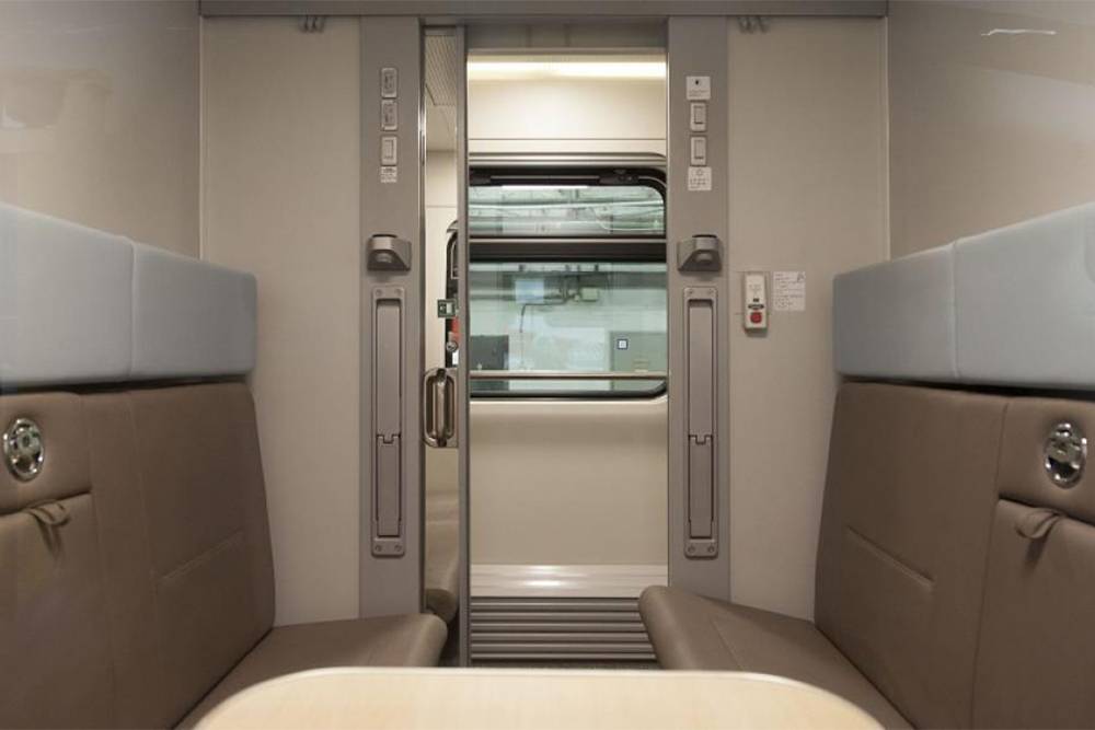 В составе круизного поезда «Байкальская сказка» — новые двухэтажные вагоны. В пути пассажиры могут пользоваться вагоном-рестораном и душем. Источник:&nbsp;rzdtour.com