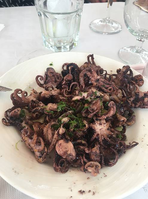 Жареные осьминоги из испанского ресторана вкусные и мягкие
