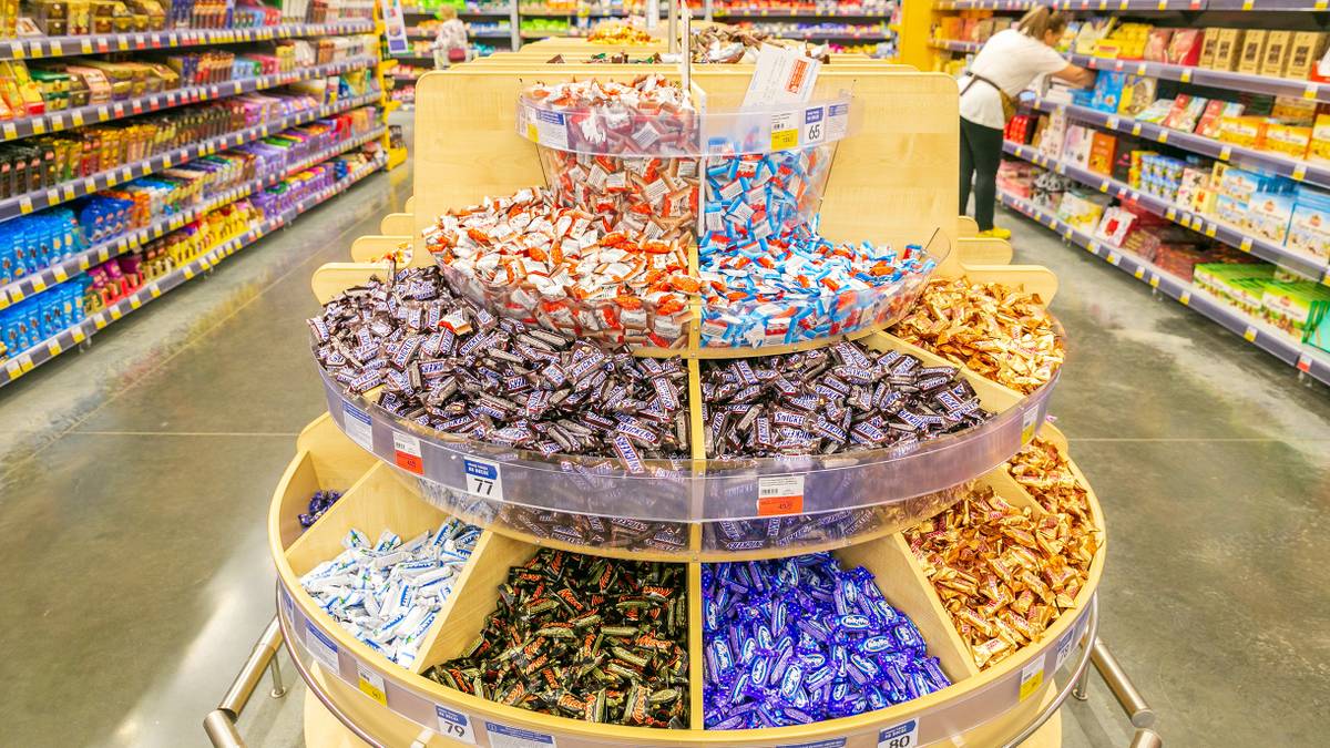 Как не купить испорченные конфеты в супермаркете