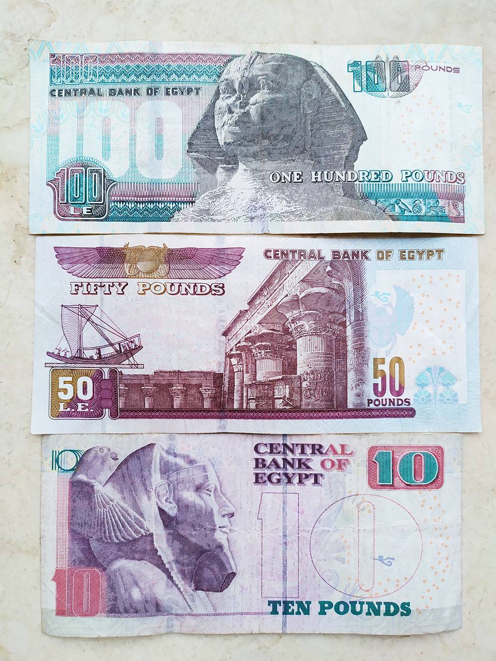 На египетских фунтах изображены достопримечательности страны