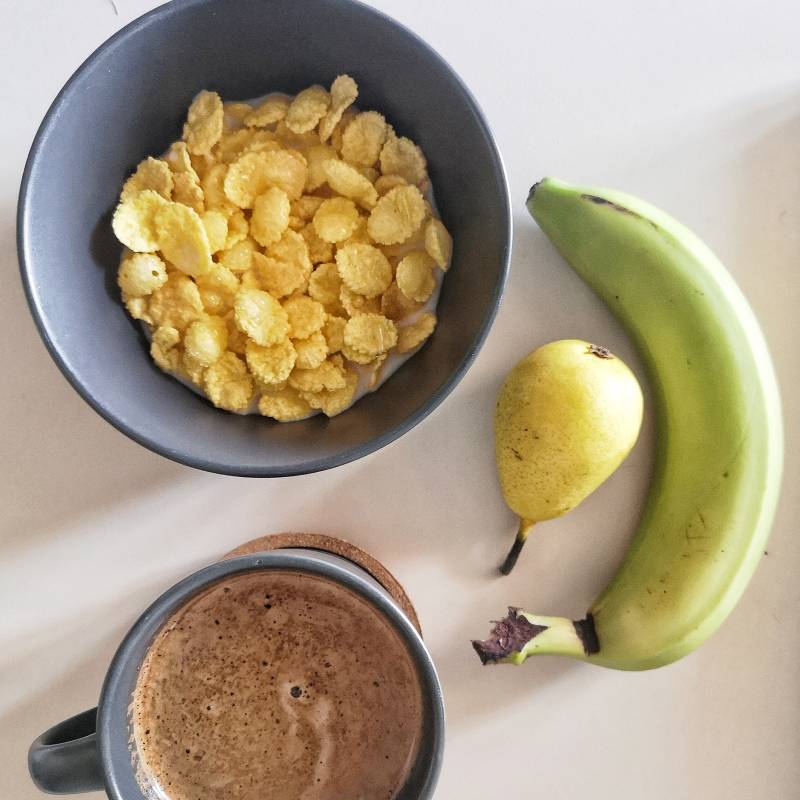 Завтрак: кукурузные хлопья, фрукты и кофе