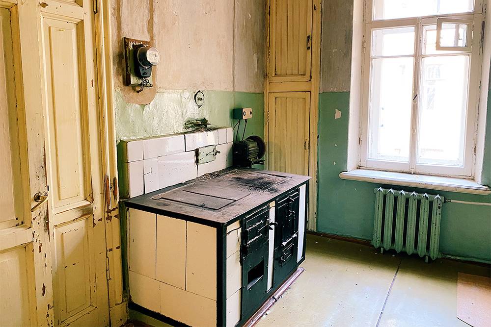 Вот это — домовой очаг в квартире, прообраз современной плиты. А рядом — два холодильных шкафа дореволюционных времен