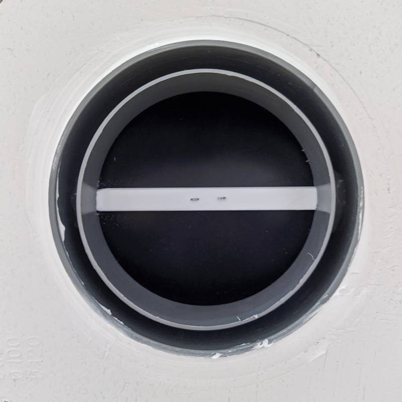 Внутри вентканала — самодельный клапан для вентиляции. Черное — это круг из шапки для плавания. Его края ложатся на переходник с 80 на 100 мм, и получается герметично