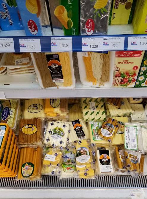 Разнообразие сыров. Обычно берем сыр лори или чечил
