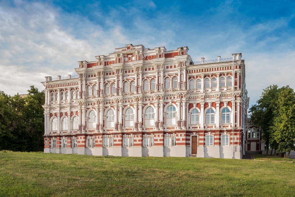 От здания дворянского собрания невозможно оторвать глаз. Источник: Artyom Mirniy / Shutterstock