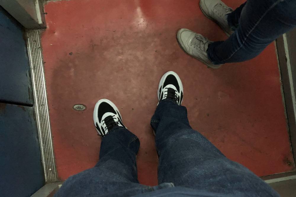 Фотографирую грязный лифт и наши ноги