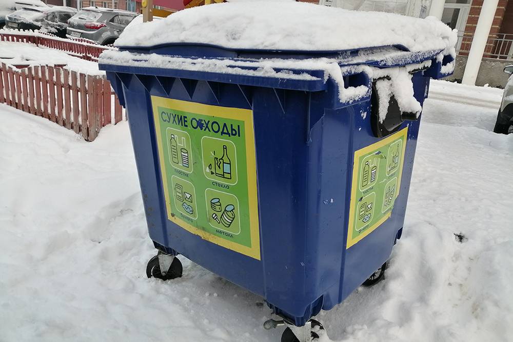 В Архангельске и области часто встречаются такие баки для&nbsp;перерабатываемых отходов. В них можно выкидывать пластик с&nbsp;маркировкой 1 и&nbsp;2, стекло, металл и&nbsp;макулатуру