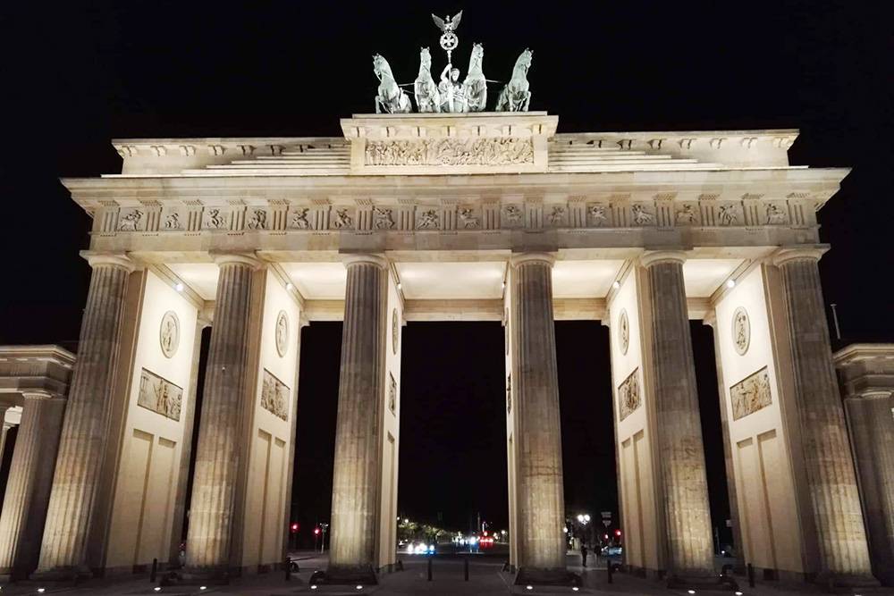 Бранденбургские ворота находятся в 2,5 км ходьбы от Александерплац. Ночью они еще красивее, чем&nbsp;днем
