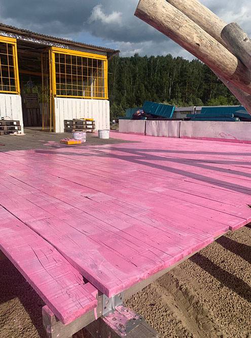 Для&nbsp;пола на палубе базы мы использовали розовую и белую краску. Яркий цвет оказался отличным фоном для&nbsp;фотографий